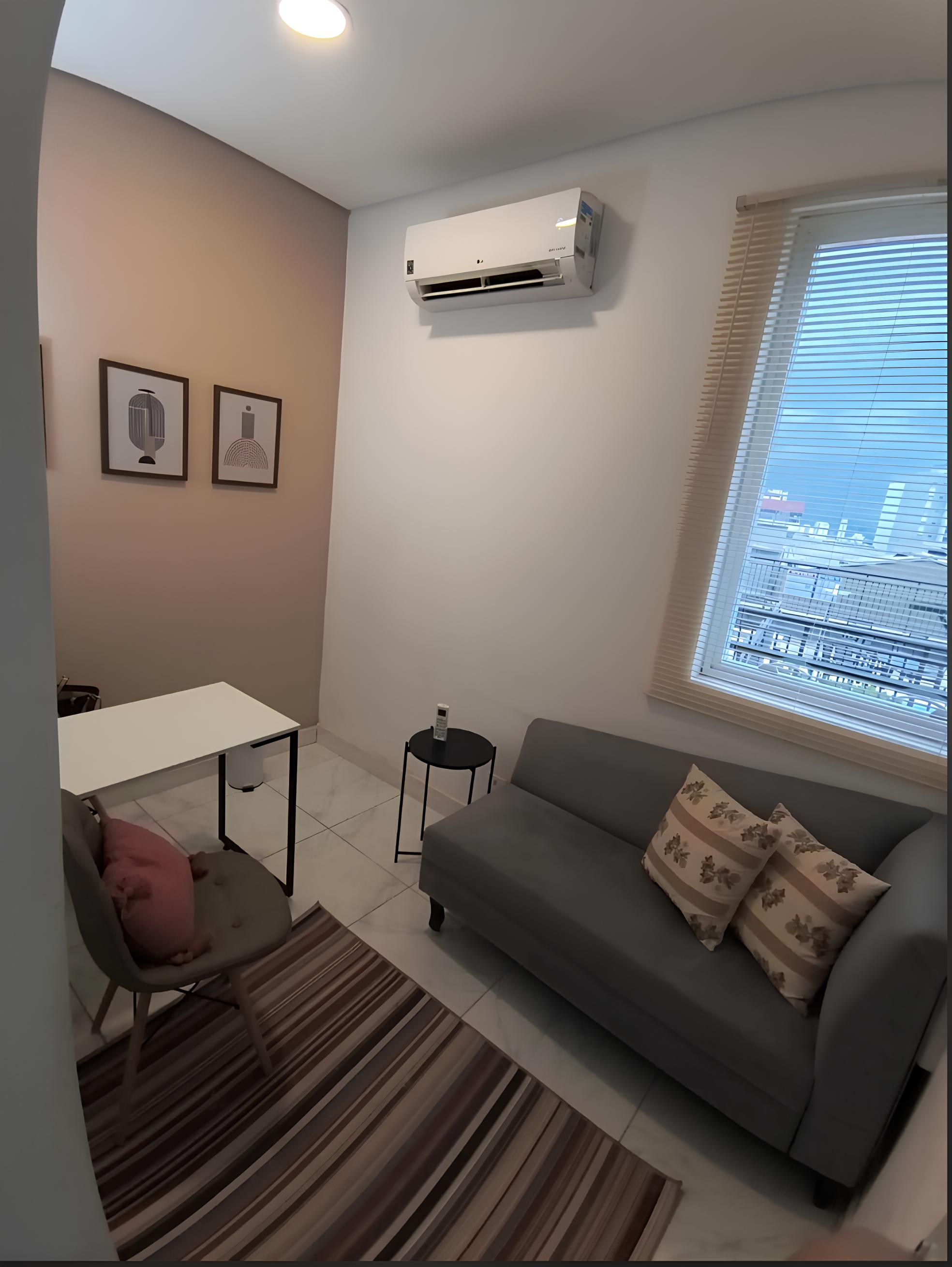 Sala de atendimento adultos — sofá e ambiente acolhedor