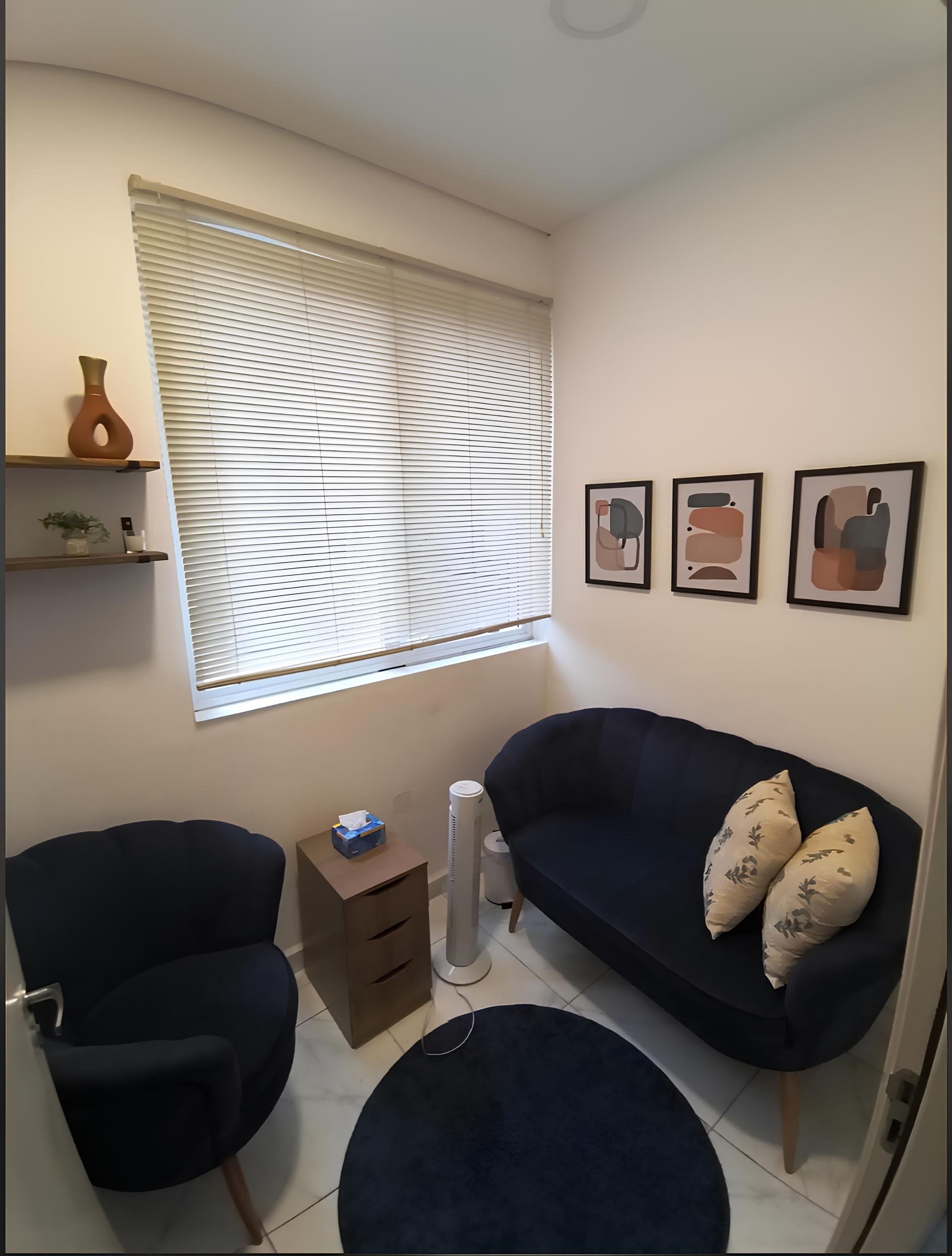 Sala de atendimento presencial com iluminação acolhedora e cadeiras confortáveis