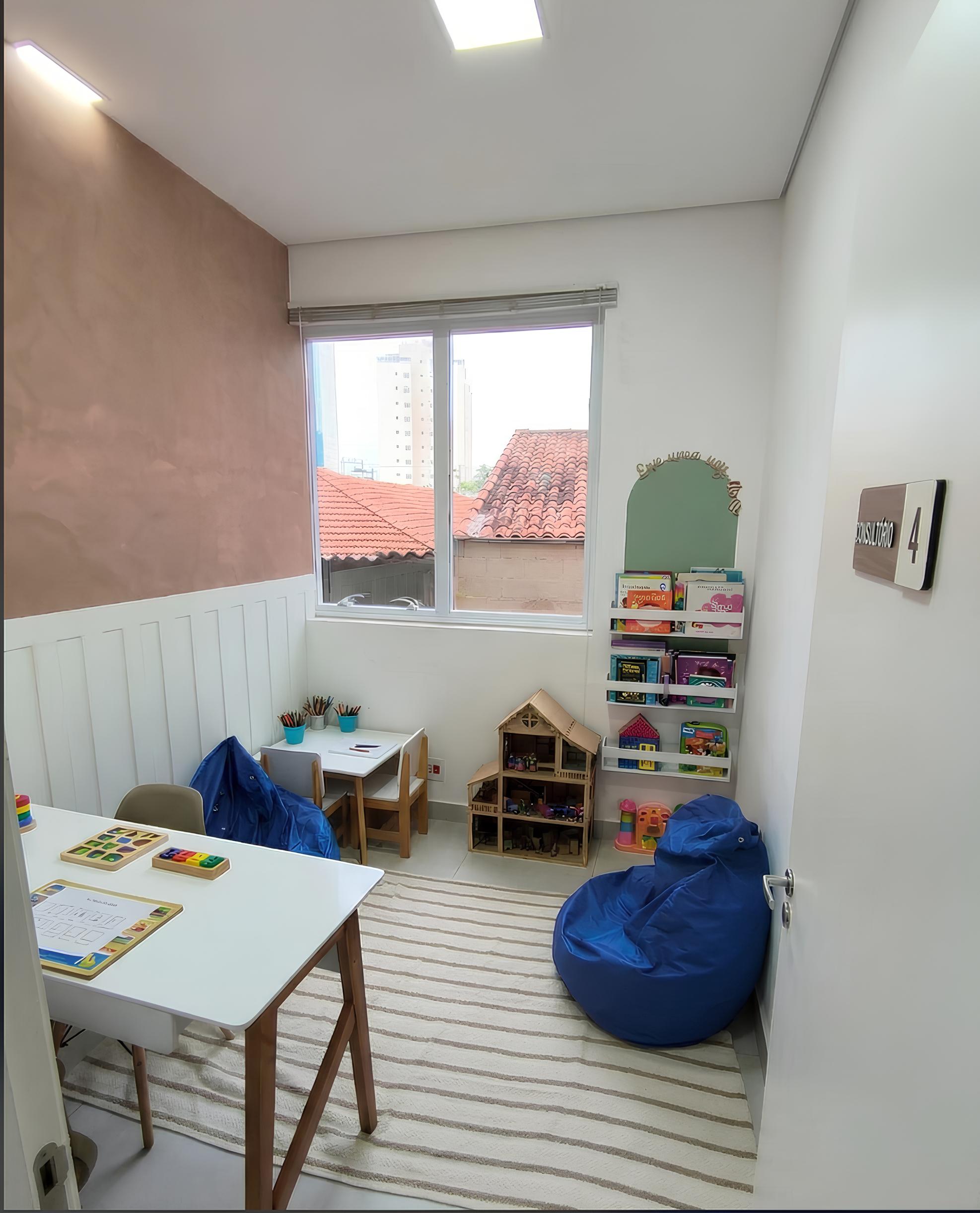 Sala de atendimento infantil — brinquedos e materiais lúdicos